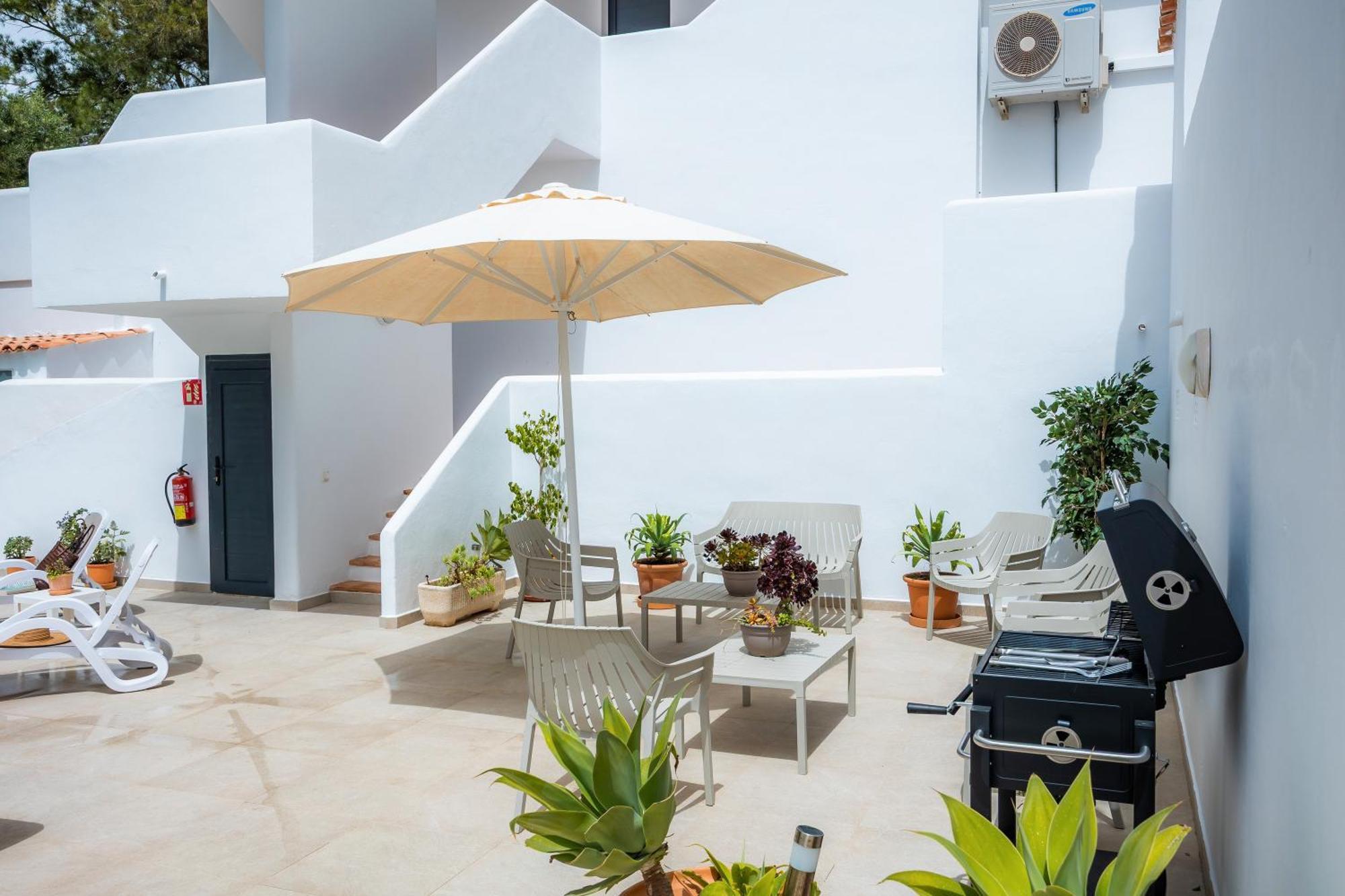 White 3 Apartment *