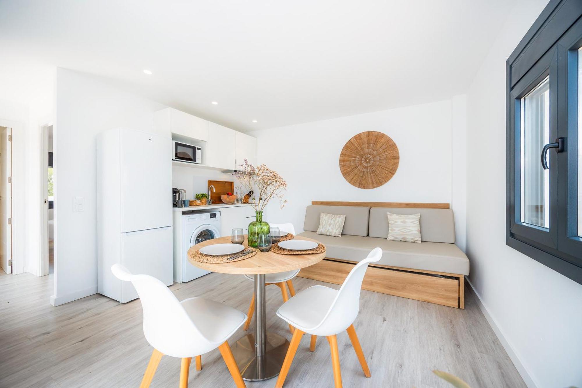 White 3 Apartment *